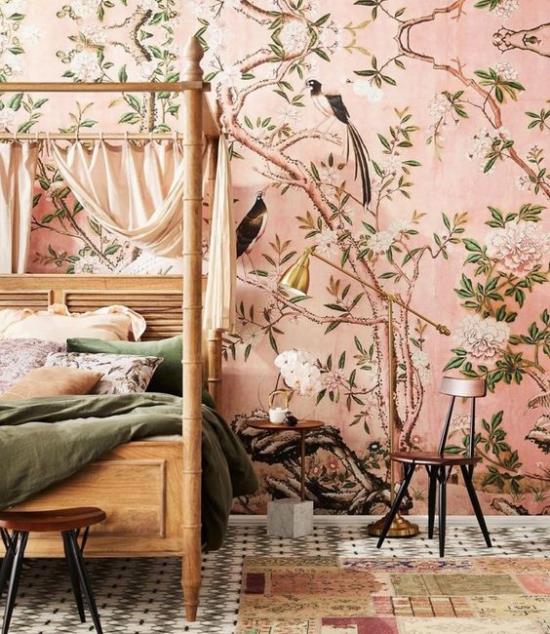 Kukka tapetti deco trendi 2020 aksentti seinään makuuhuoneessa vaaleanpunainen tausta herkkä värit leikkisä kukka kuvio eksoottisia lintuja