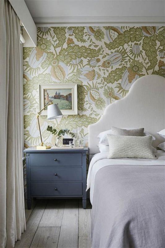 Kukka-taustakuvan koristetrendi 2020 katseenvangitsija makuuhuoneessa vaaleanvihreä seinätaustakuva, jossa on kukkakuvioita nukkuva sänky-yölamppu