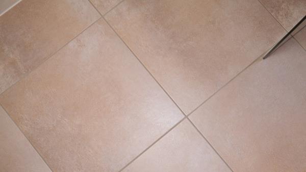Lattialaattojen asettaminen kylpyhuone beige