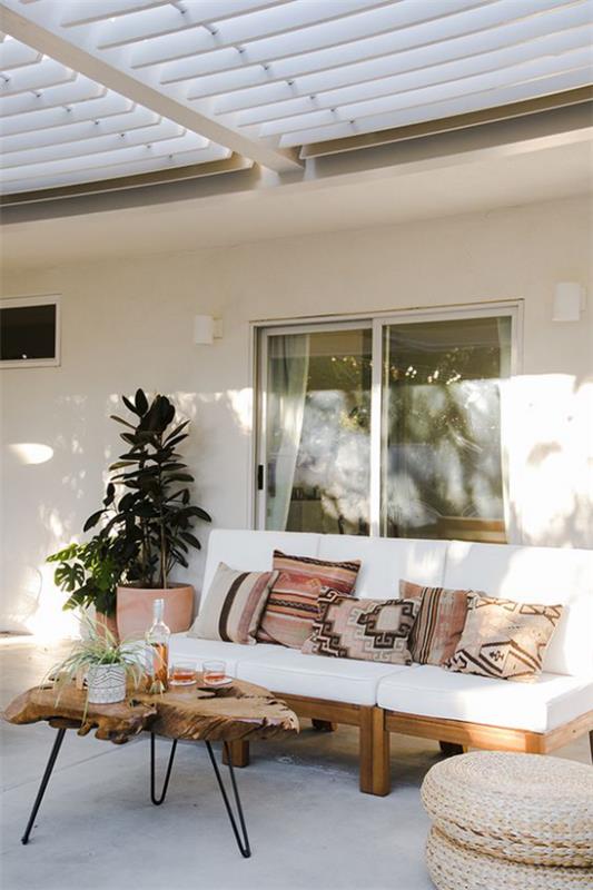Boho -tyylinen veranta Bohon rentoutumisnurkka katetulla terassilla kaksi ruukkukasveja