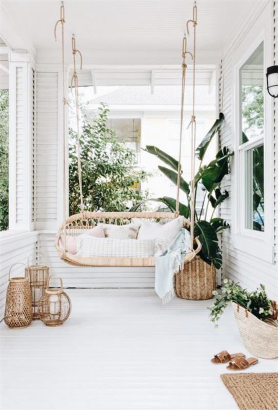 Boho -tyylinen kuisti swing valkoiset tekstiilit vihreät kasvit