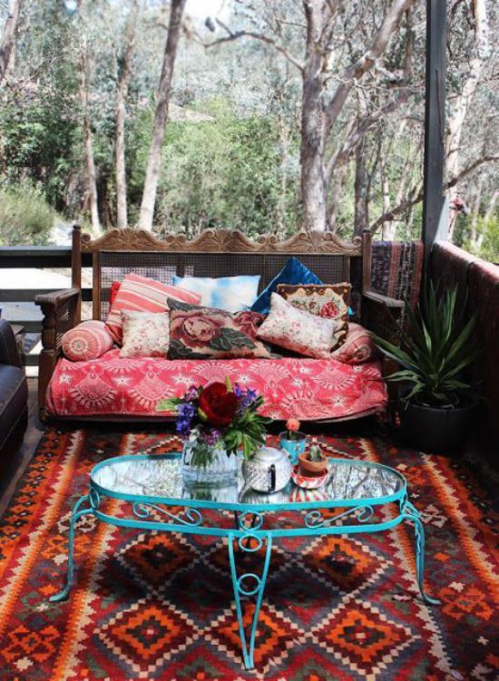 Boho -tyylinen veranta -matto etninen kuvio värikäs sohvapeitto värikkäitä koristetyynyjä miellyttävä ilmapiiri