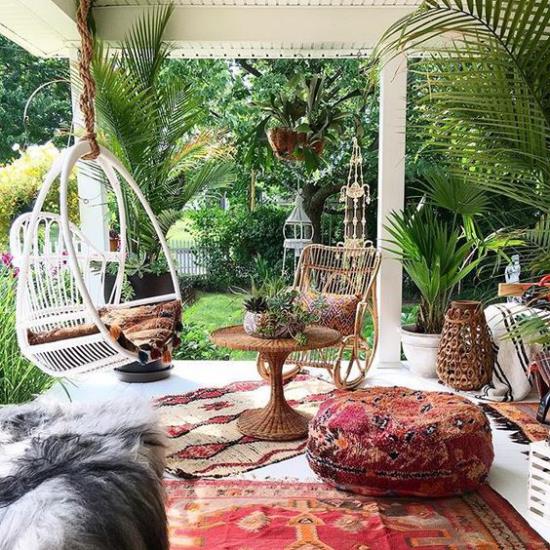 Boho -tyylinen kuisti mukavat vanhat huonekalut rottinki nojatuoli