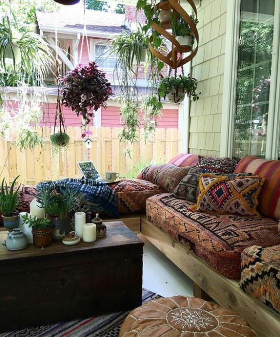 Boho -tyylinen veranta värikkäät tekstiilit maan vivahteet etniset mallit korostavat vapaata henkeä