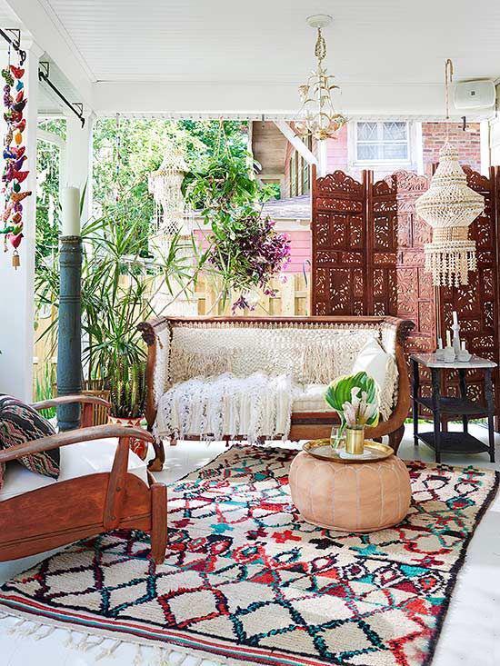 Boho-tyylinen veranta värikkäitä tekstiilejä monia värejä matto itse virkattu sohvapäällinen Paravent marokkolaiseen tyyliin