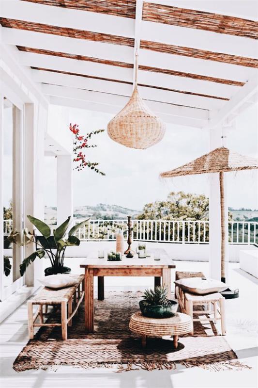 Boho -tyylinen veranta harmoninen ulkoilma -ilmapiiri puupöytä