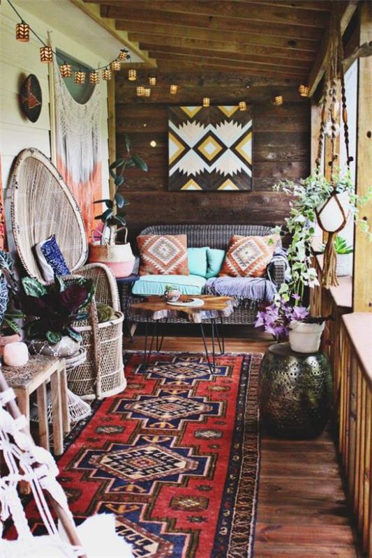 Boho -tyylinen veranta kapea huone värikäs matto tekstiilit etninen kuvio paljon puurottia