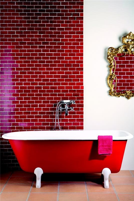 Bordeaux -värinen seinämaali -kylpyhuone