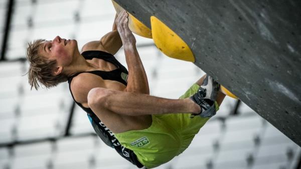 Bouldering kiipeily kiipeilyseinä urheiluhalli