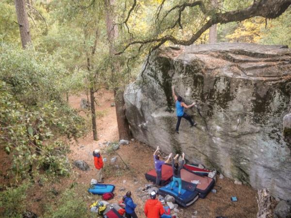 Bouldering Kiipeily ulkona ilman köyttä