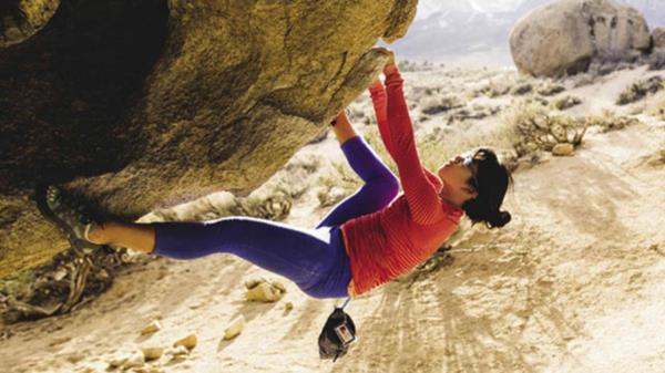 Bouldering kalliokiipeilyä suojaamaton ulkona