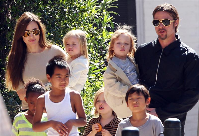 Bradd Pitt ja Angelina Jolie lastensa kanssa