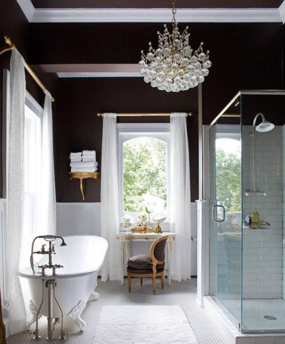 Ruskea kylpyhuone vintage -tyylisissä kristallikruunuissa