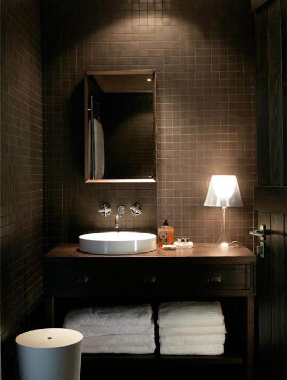 Ruskea moderni kylpyhuonekahvin ruskea ja valkoinen yhdistävät visuaalisen vaikutelman ja hyvän kylpyhuonevalaistuksen