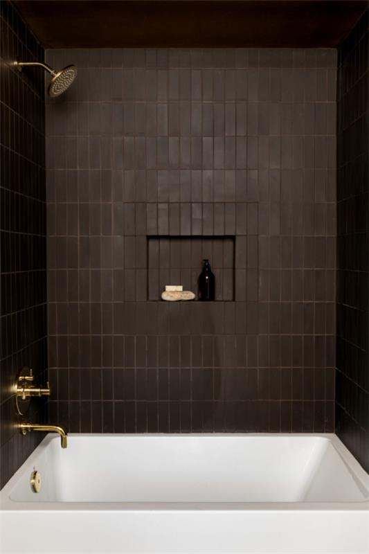 Ruskea moderni kylpyhuone suklaanruskeat laatat valkoiset kylpyammeet kontrastina kultainen hana