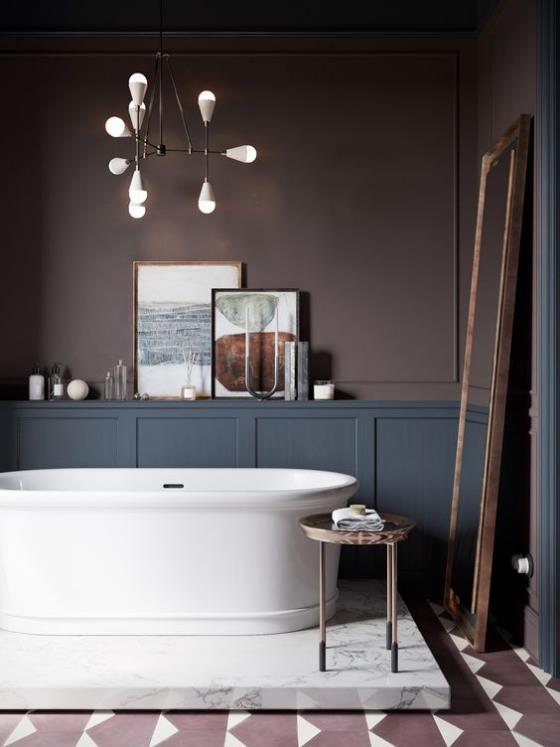 Ruskea moderni kylpyhuone, jossa on vaaleanruskea valkoinen kontrastikylpyamme valkoisella marmorilla