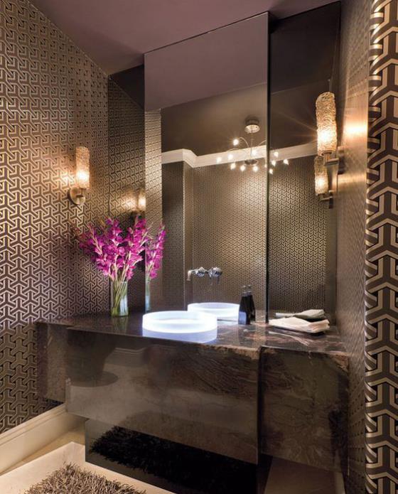 Ruskea moderni kylpyhuone iso peilikuvioitu seinälaatat turhamaisuus alkuun marmori hyvä kylpyhuone valaistus