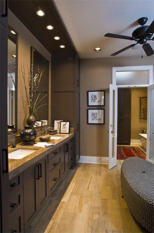 Ruskea moderni kylpyhuone iso kylpy pesuhuone pitkä turhamaisuuspeili hyvä valaistuspenkki