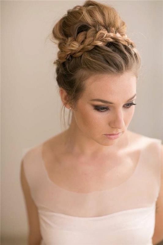 Morsiamen kampaus punottu romanttinen updo letillä