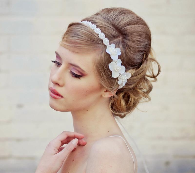 Morsiamen kampaus tiara -updo -hiustarvikkeilla morsian