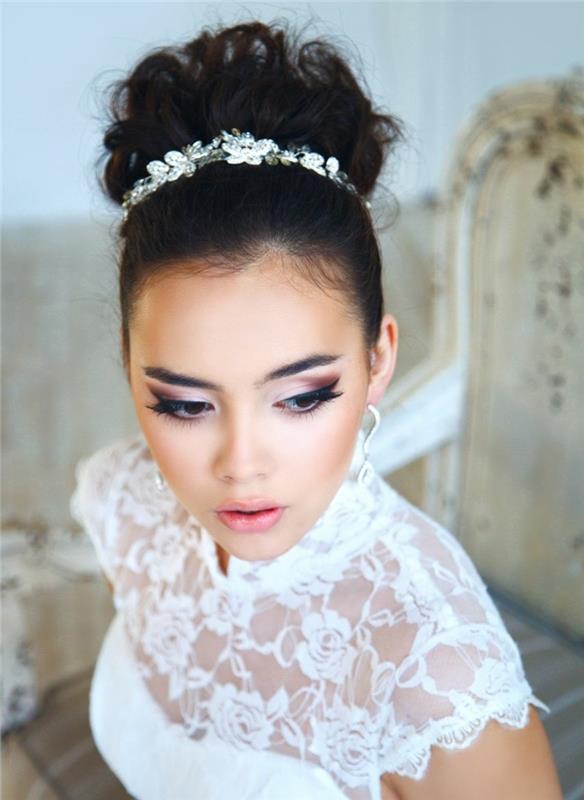Morsiamen kampaus tiara -updo -hiustarvikkeilla