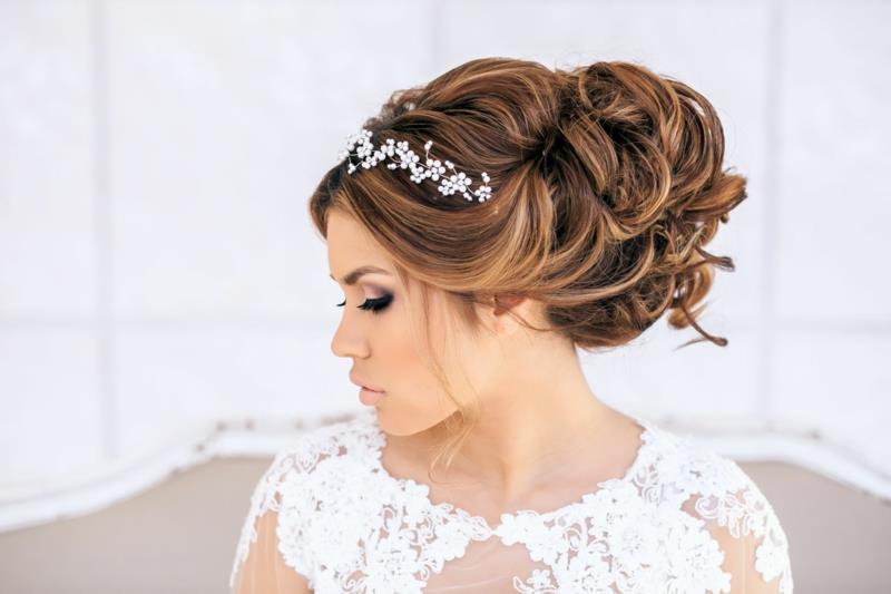 Morsiamen kampaus tiara romanttinen updo