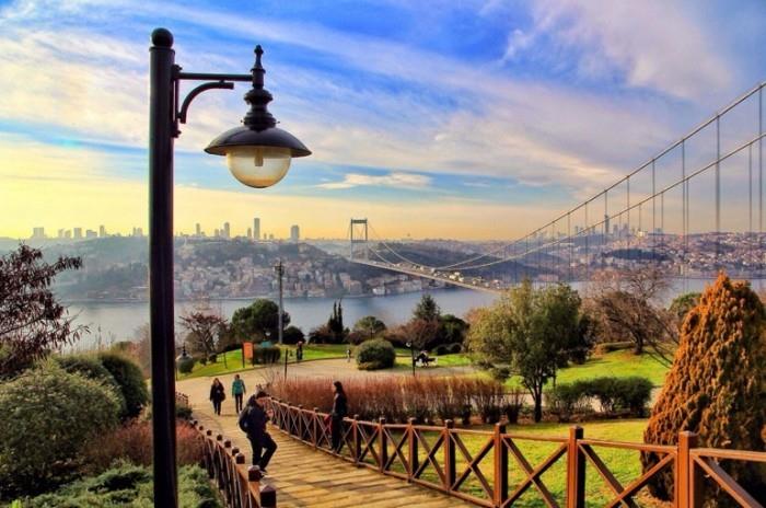 Bosporin silta yhdistää Orientin ja Occident Istanbulin