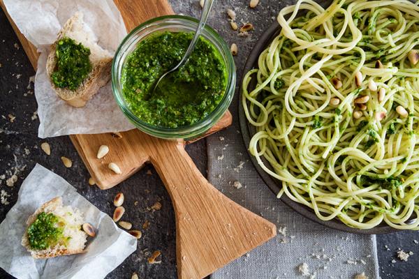 Luonnonvalkosipulin tarjoilu keittiön vihreässä kastikkeessa spagetin kanssa maistuu herkulliselta