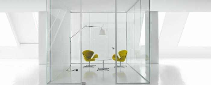 Avotoimistosta valmistetut lasiset toimisto-väliseinät tuovat huonekalut esiin