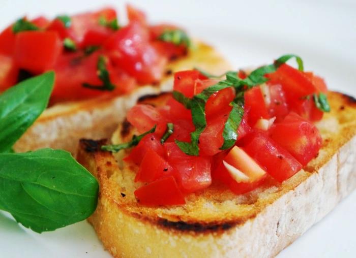 Bruschetta tomaattiaineosilla mozzarela rukolla