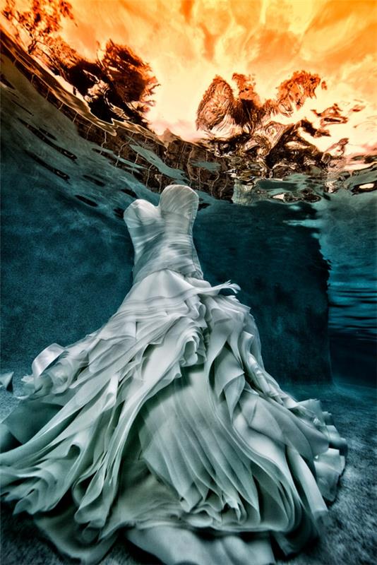 Morsiamen merenneitojen mekko aaltoja