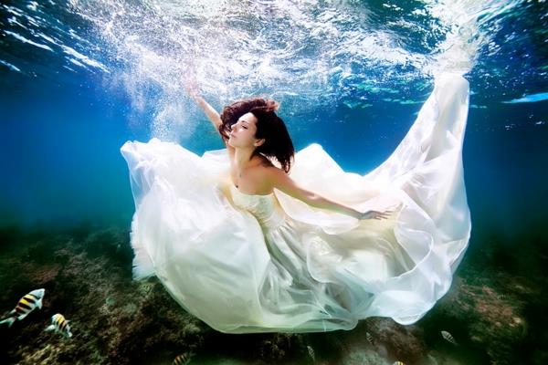 Morsiamet merenneitoina valkoinen kauneus mekko häät