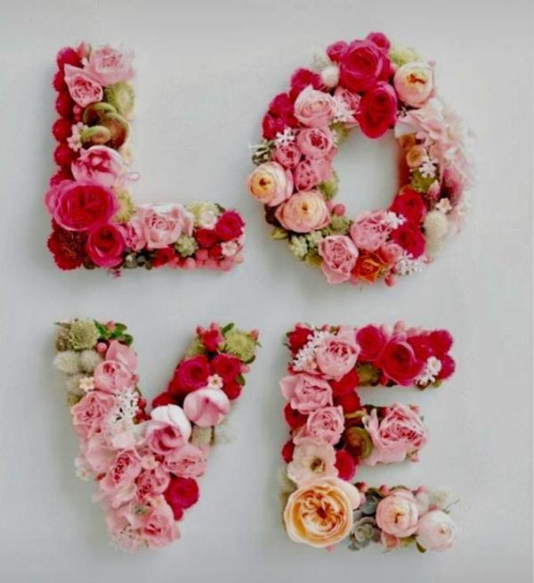 Tee kirjeitä kukilla kukka -kirjaimia LOVE