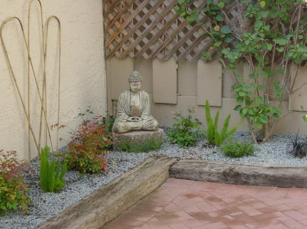 Buddhan hahmot puutarhassa, jossa on vihreät reunat, punajuuret