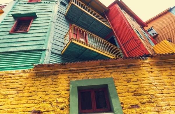 Buenos Aires Adventure Travel Housen julkisivut on maalattu kirkkailla väreillä