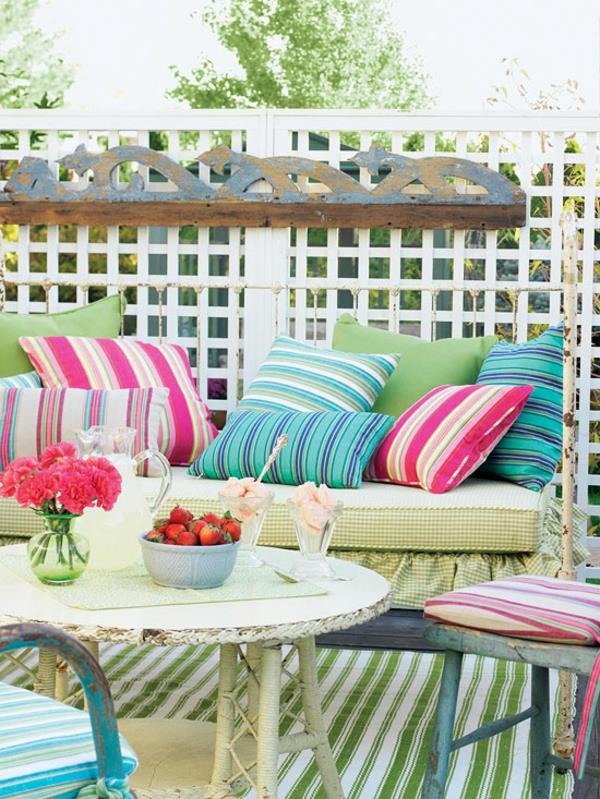Tee värikkäitä puutarhakoristeita itse heittää tyynyjä värikkäitä raitoja puu tuolit