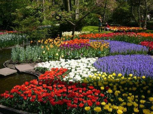 Värikäs puutarhasuunnittelu Gartendeko -lampi