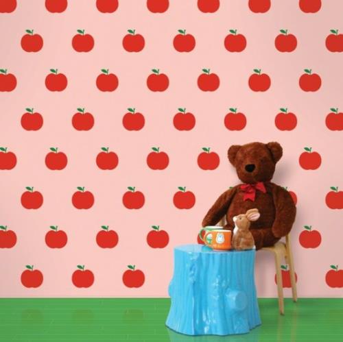 punainen tapetti lastenhuoneeseen punainen vaaleanpunainen omenalelut
