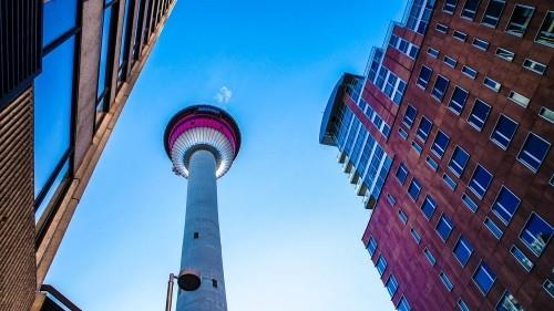 Touring Calgary Tower Kanadan keskustassa