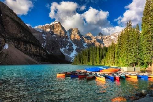 Kanootit Moraine -järvellä, Banffin kansallispuisto Rocky Mountains Province of Alberta Canada