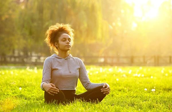 Vinkkejä Chakra -meditaatioharjoitteluun ulkona