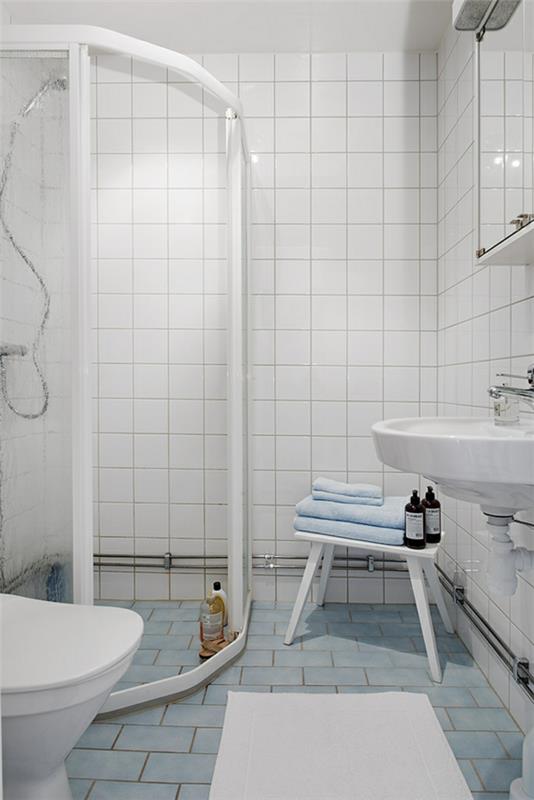 Viehättävä yhden huoneen huoneisto kylpyhuone laatat valkoinen