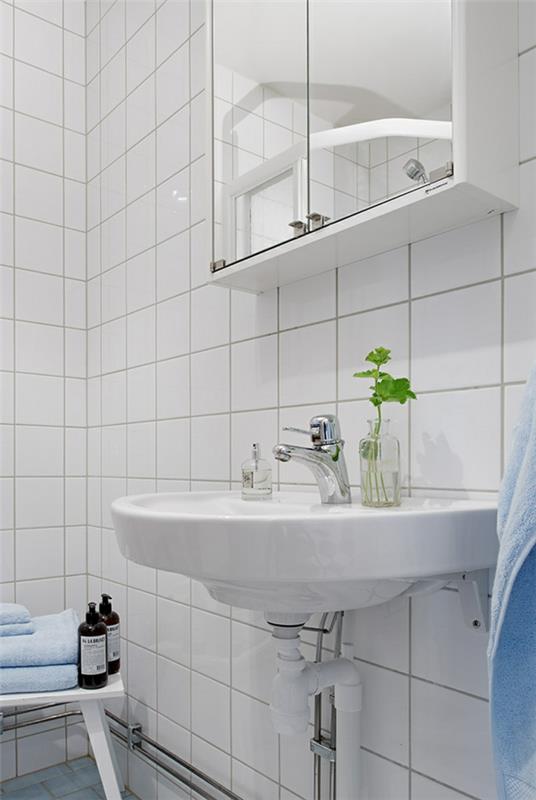 Viehättävä yhden huoneen huoneisto Ruotsissa valkoinen kylpyhuone