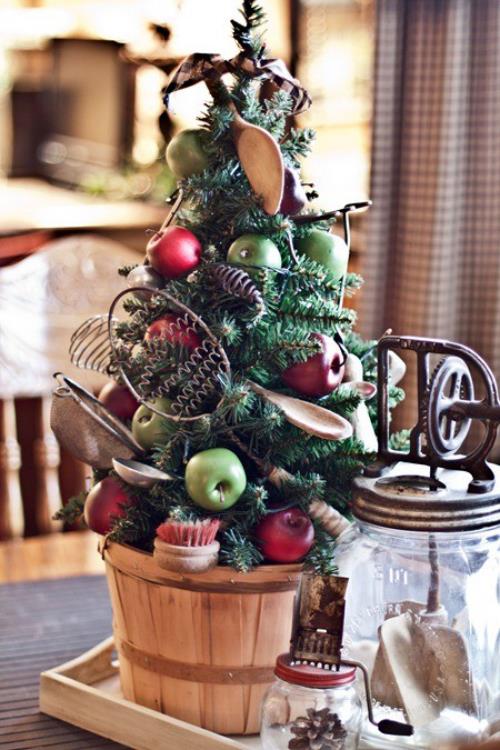 Perinteinen tai epätavallinen joulukuusen koristelu keittiössä, hedelmien ja keittiövälineiden ripustaminen