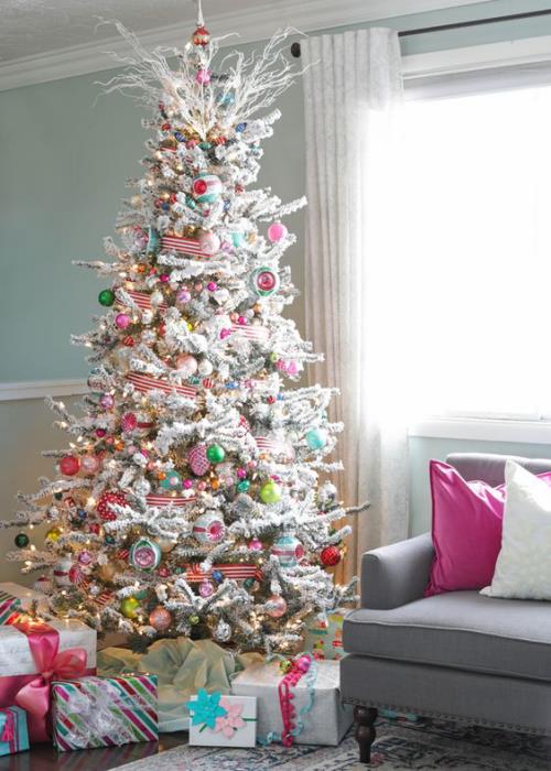 Joulukuusi koristaa perinteisesti valkoisia monivärisiä koruja seppeleitä pinottujen joululahjojen alla