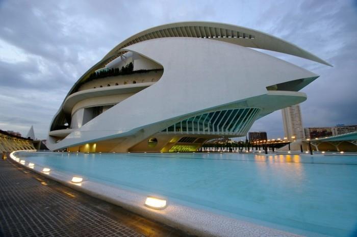 Ciudad de lasArtes y de las Ciencias Espanja ulkopuolinen näkymä