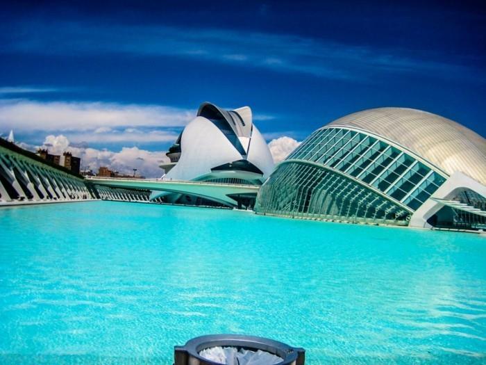 Ciudad de las Artes y de las Ciencias Espanjan alue rakennusten välillä