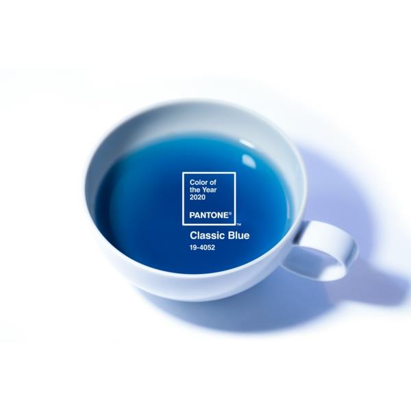 Klassinen sininen Pantone Vuoden väri 2020 Teekuppi
