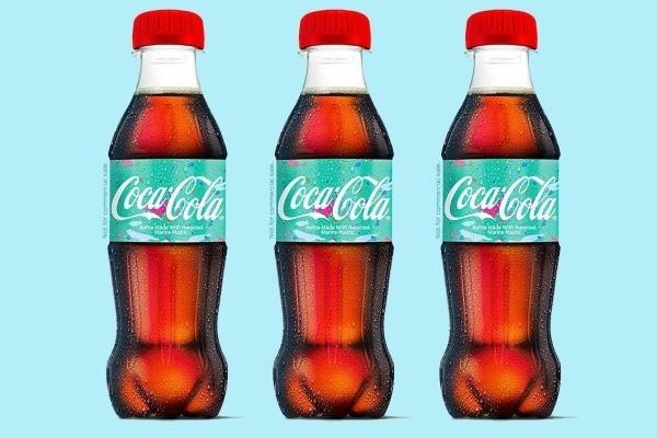 Coca-Cola valmistaa ensimmäisen pullon kierrätetystä muovijätteen biopullonäytteestä