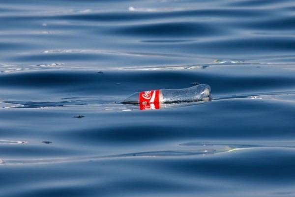 Coca-Cola valmistaa ensimmäisen pullon kierrätetystä muovijätteestä, Cola-pullon meressä